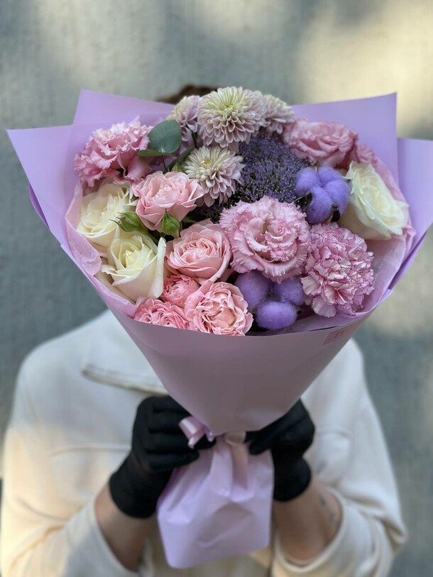 Букет с эустомой, хризантемой, розой, артикул F1433064 - 3740 рублей, доставка по городу. Flawery - доставка цветов