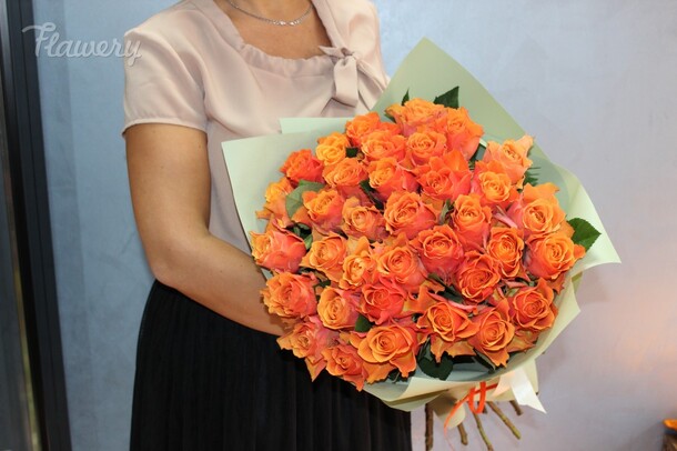 Оранжевые розы в упаковке, артикул F28018 - 8140 рублей, доставка по городу. Flawery - доставка цветов