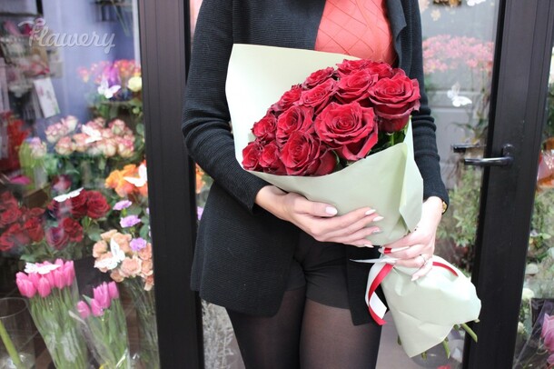 Красные розы🌸, артикул F28422 - 5830 рублей, доставка по городу. Flawery - доставка цветов