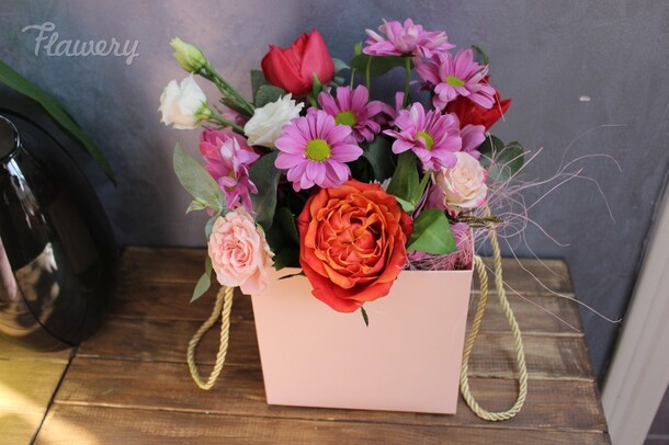 Цветочная сумочка🌸, артикул F30423 - 2970 рублей, доставка по городу. Flawery - доставка цветов