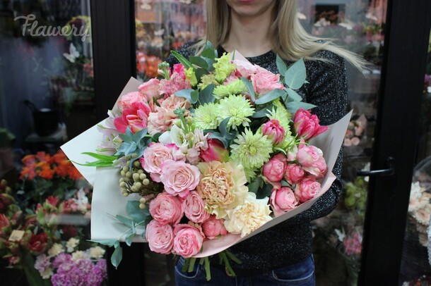 Букет с тюльпаном, пионовидными розами🌸, артикул F30431 - 8250 рублей, доставка по городу. Flawery - доставка цветов