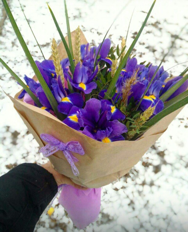 Букет с ирисами🌸, артикул F36319 - 2640 рублей, доставка по городу. Flawery - доставка цветов