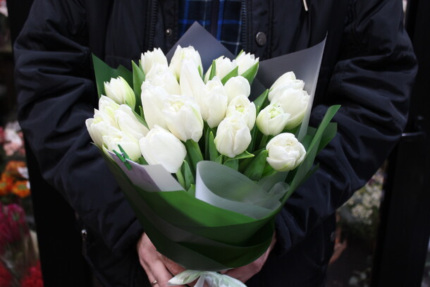 Белые тюльпаны🌸, артикул F50684 - 6710 рублей, доставка по городу. Flawery - доставка цветов