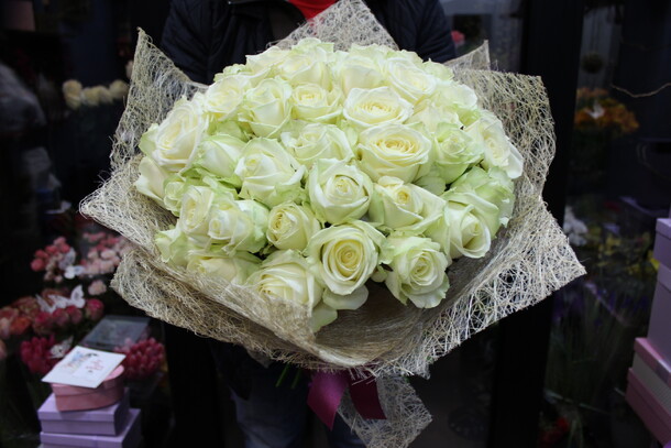 51 белая роза🌸, артикул F50719 - 14850 рублей, доставка по городу. Flawery - доставка цветов