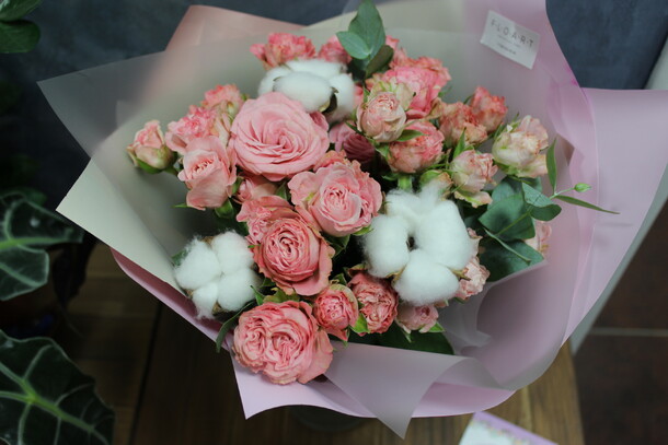 Букет с кустовыми розами🌸, артикул F55647 - 4730 рублей, доставка по городу. Flawery - доставка цветов