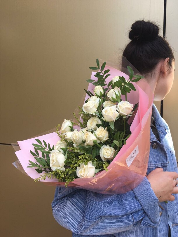 Акция!!! кустовые розы 🌷🌸, артикул F56101 - 3795 рублей, доставка по городу. Flawery - доставка цветов