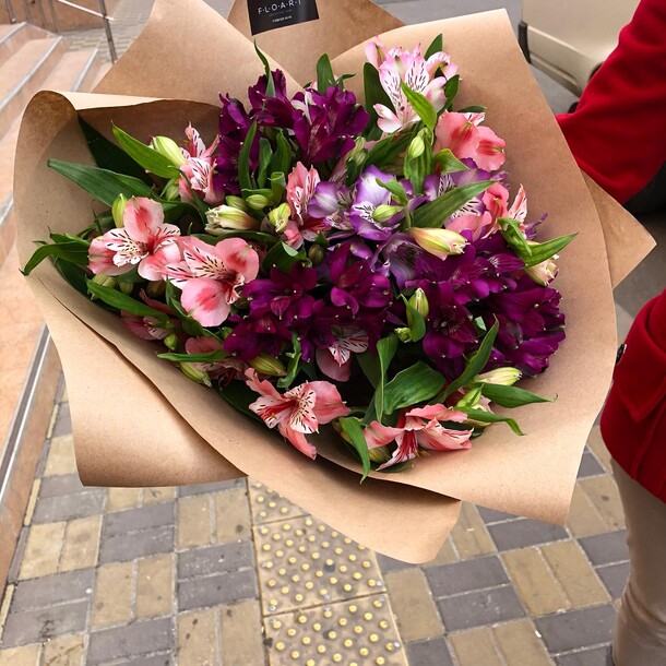 Букет с альстромерией🌸, артикул F56612 - 2909 рублей, доставка по городу. Flawery - доставка цветов