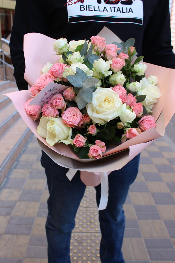 Букет с кустовыми розами🌸, артикул F57697 - 8909 рублей, доставка по городу. Flawery - доставка цветов