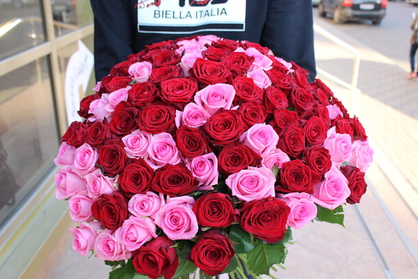 101 роза микс🌺, артикул F57851 - 35052 рублей, доставка по городу. Flawery - доставка цветов