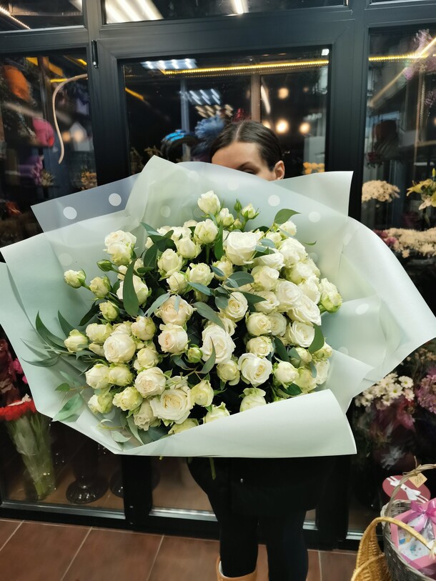 Кустовые розы🌺, артикул F65473 - 13090 рублей, доставка по городу. Flawery - доставка цветов