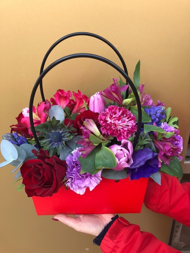 Яркая композиция в сумке🌺, артикул F69941 - 3740 рублей, доставка по городу. Flawery - доставка цветов