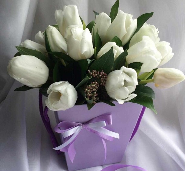 Белые тюльпаны в коробке🌸, артикул F73375 - 5489 рублей, доставка по городу. Flawery - доставка цветов