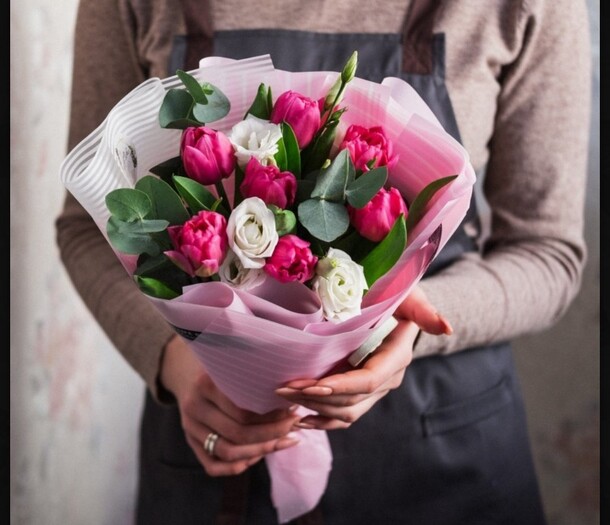 Малинка с тюльпанами🌺, артикул F73682 - 4290 рублей, доставка по городу. Flawery - доставка цветов