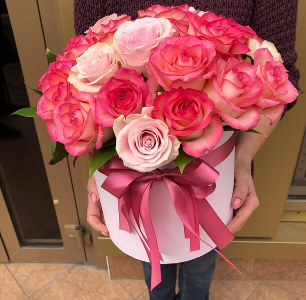 Розовые розы в коробке🌸, артикул F77003 - 8250 рублей, доставка по городу. Flawery - доставка цветов