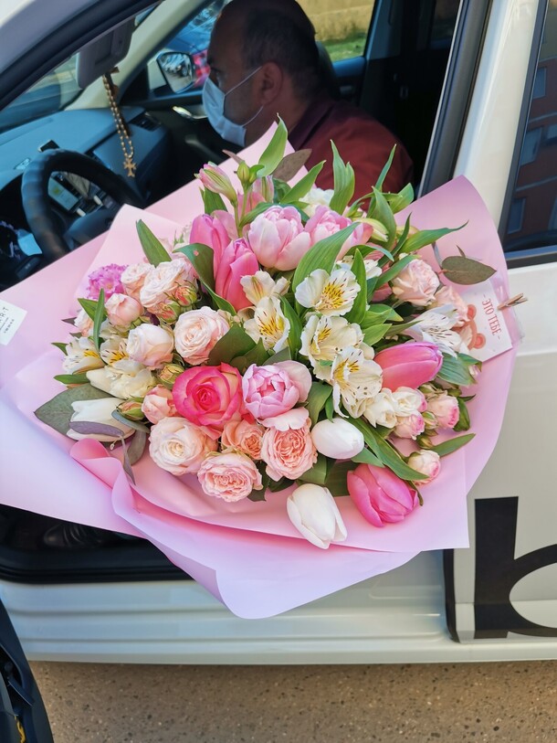 Букет с тюльпанами и кустовыми розами🌺, артикул F77790 - 8360 рублей, доставка по городу. Flawery - доставка цветов