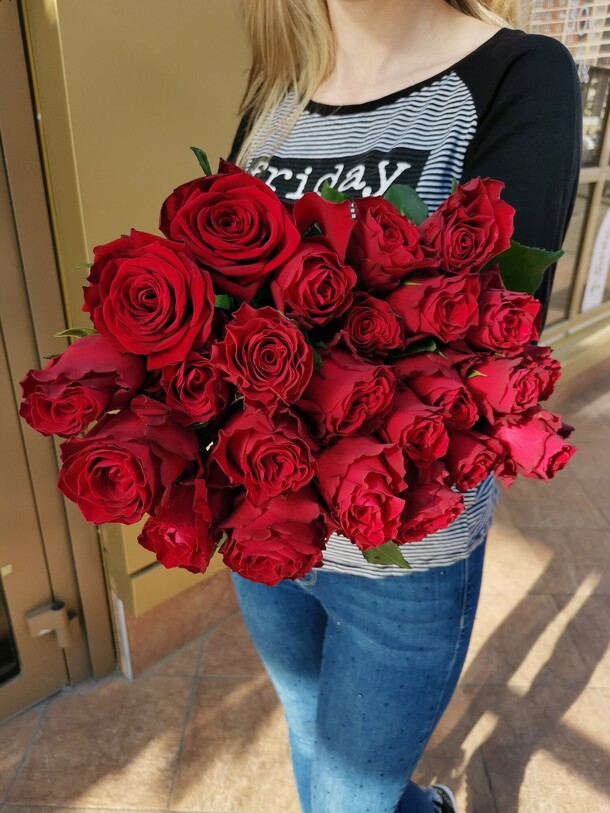 Красные розы🌸, артикул F79976 - 7590 рублей, доставка по городу. Flawery - доставка цветов