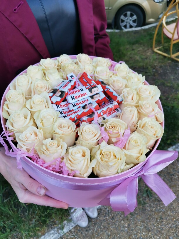 🌸коробка со сладостями и белыми розами🌸, артикул F80564 - 10780 рублей, доставка по городу. Flawery - доставка цветов