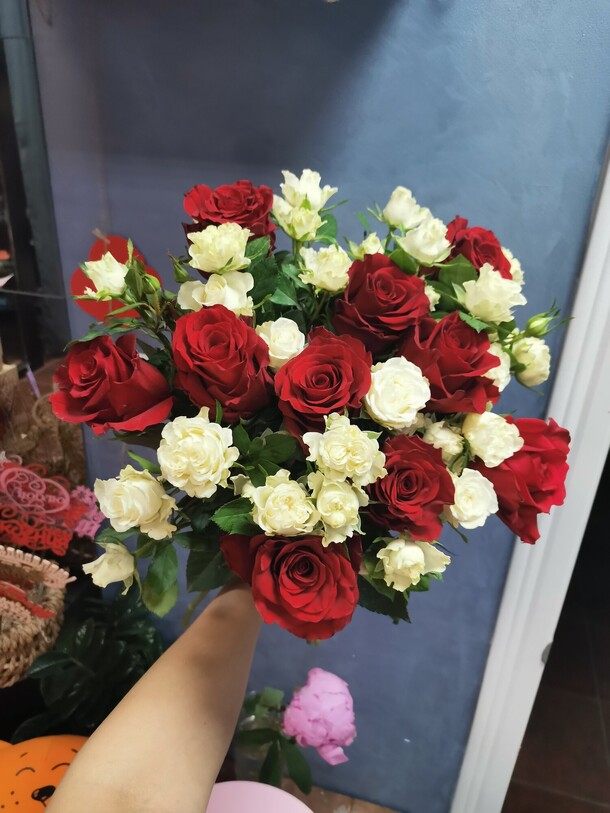 Букет с розами🌸, артикул F82318 - 9790 рублей, доставка по городу. Flawery - доставка цветов