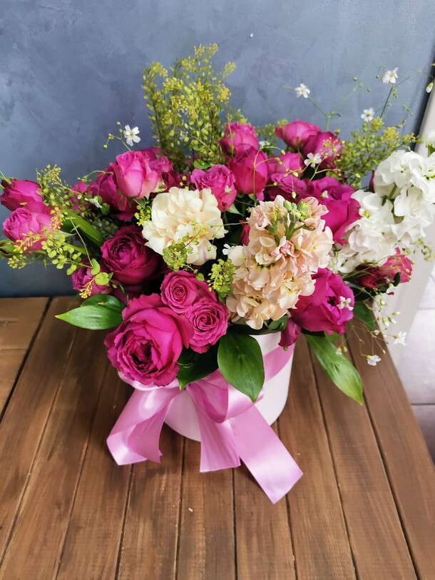 Композиция в коробке🌸, артикул F83302 - 8580 рублей, доставка по городу. Flawery - доставка цветов