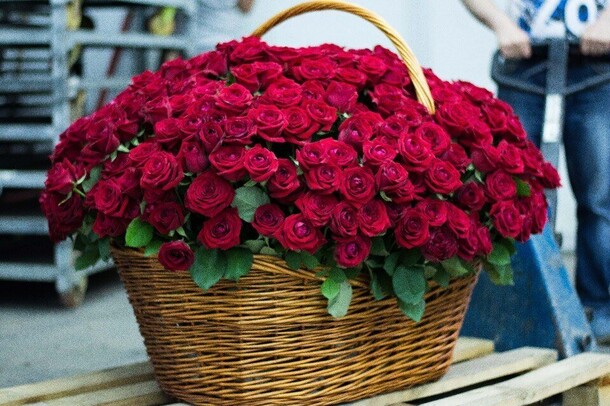 Корзина с розами🌸, артикул F90114 - 136290 рублей, доставка по городу. Flawery - доставка цветов
