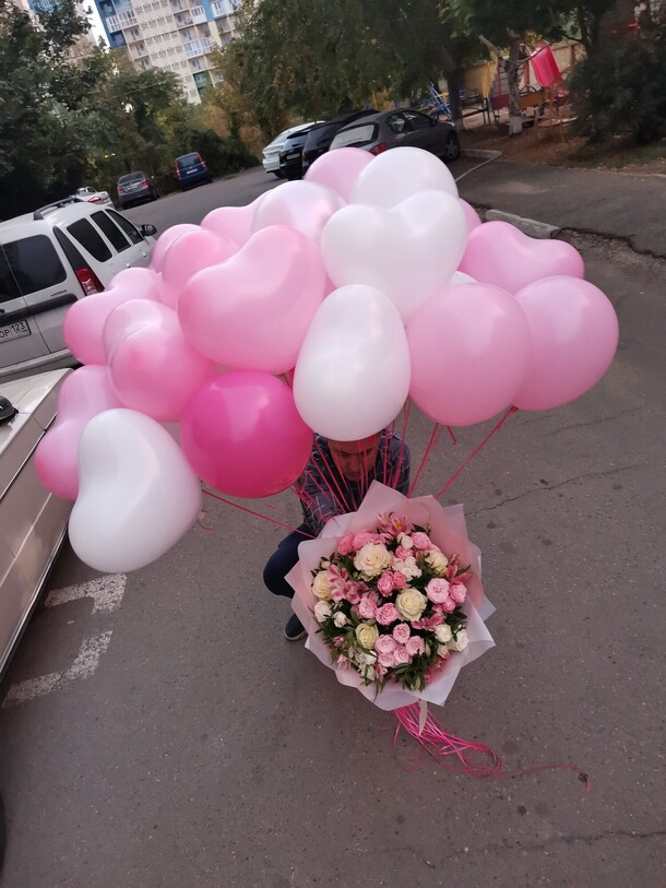 Букет и связка шаров🌺, артикул F96777 - 14190 рублей, доставка по городу. Flawery - доставка цветов