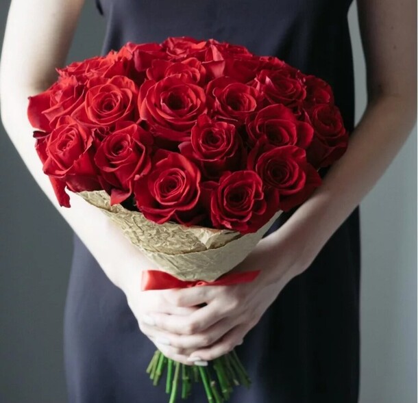Красные розы в упаковке🌸, артикул F97008 - 7590 рублей, доставка по городу. Flawery - доставка цветов