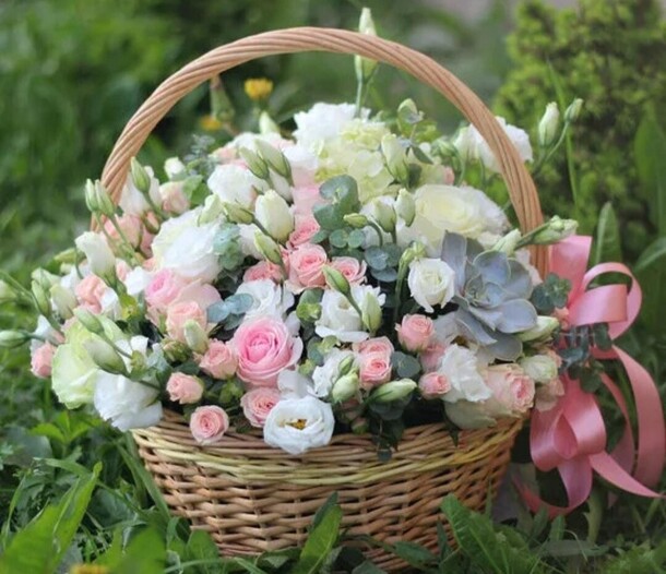 Корзина с кустовыми розами, эустомой🌸, артикул F97082 - 24090 рублей, доставка по городу. Flawery - доставка цветов
