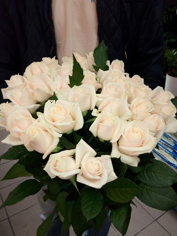 Белые розы, артикул F4113 - 5900 рублей, доставка по городу. Flawery - доставка цветов