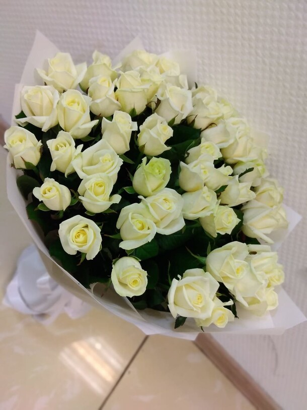 Роза белая 51, артикул F65400 - 11008 рублей, доставка по городу. Flawery - доставка цветов