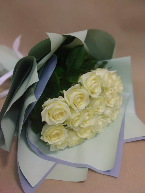 25 белых роз, артикул F98208 - 4875 рублей, доставка по городу. Flawery - доставка цветов