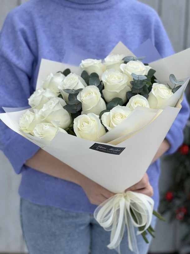 Белые розы премиум-сорта и эвкалипт в лаконичном оформлении, артикул F1293692 - 9910 рублей, доставка по городу. Flawery - доставка цветов