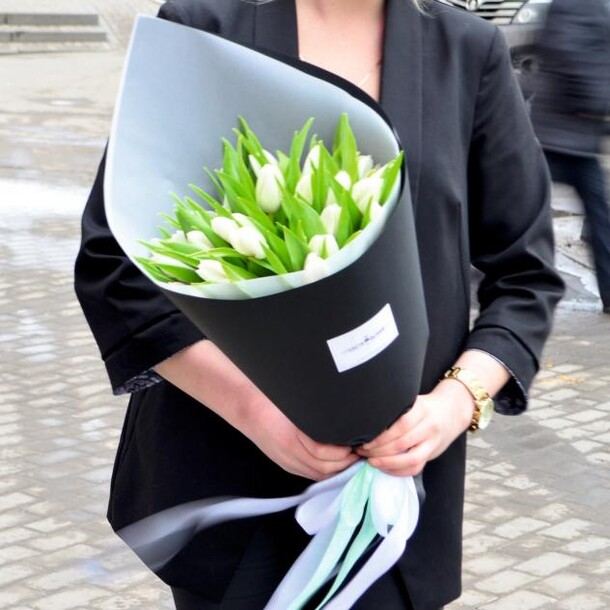 21 тюльпан в черном, артикул F52558 - 6450 рублей, доставка по городу. Flawery - доставка цветов