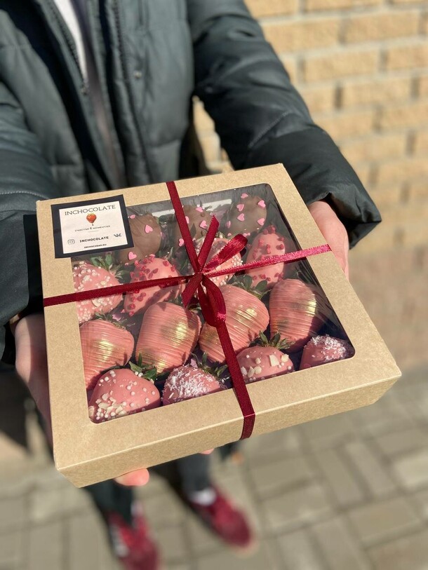 Коробочка - 16 клубник в бельгийском шоколаде, артикул F1105296 - 3290 рублей, доставка по городу. Flawery - доставка цветов