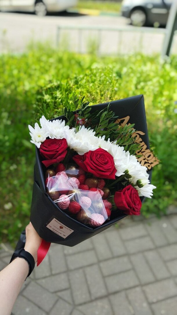 Комплимент с цветами, артикул F1130061 - 3990 рублей, доставка по городу. Flawery - доставка цветов