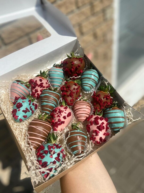 Коробочка с клубникой, артикул F1130124 - 3290 рублей, доставка по городу. Flawery - доставка цветов