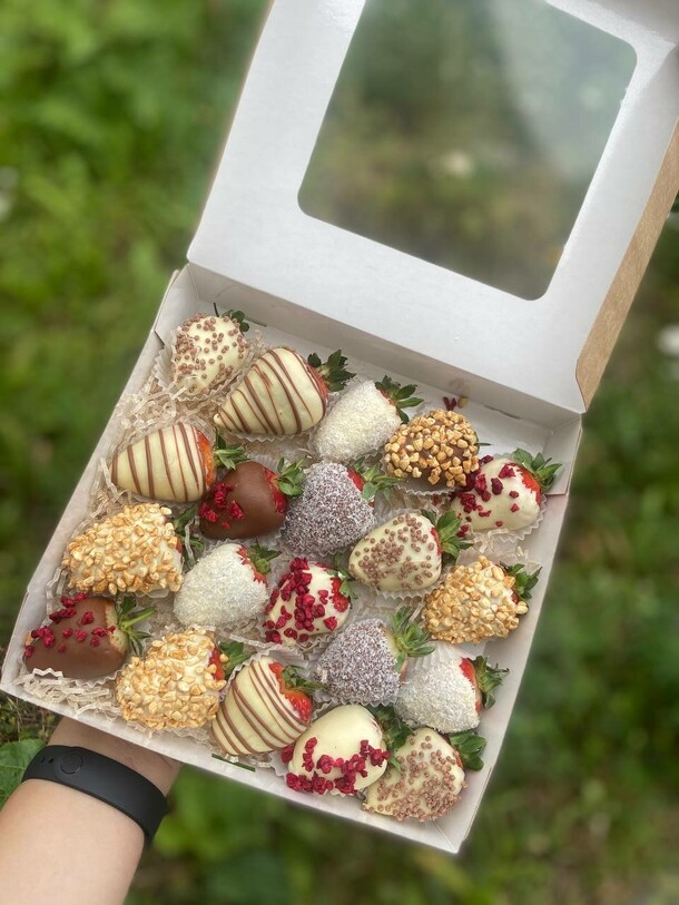 Коробочка с клубникой, артикул F1130125 - 3750 рублей, доставка по городу. Flawery - доставка цветов