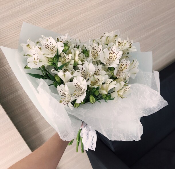 Букет альстромерий белых, 7шт, артикул F1138951 - 3290 рублей, доставка по городу. Flawery - доставка цветов