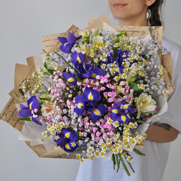 Букет полевой с ромашками и ирисами "ромашковое настроение", артикул F1104576 - 6500 рублей, доставка по городу. Flawery - доставка цветов