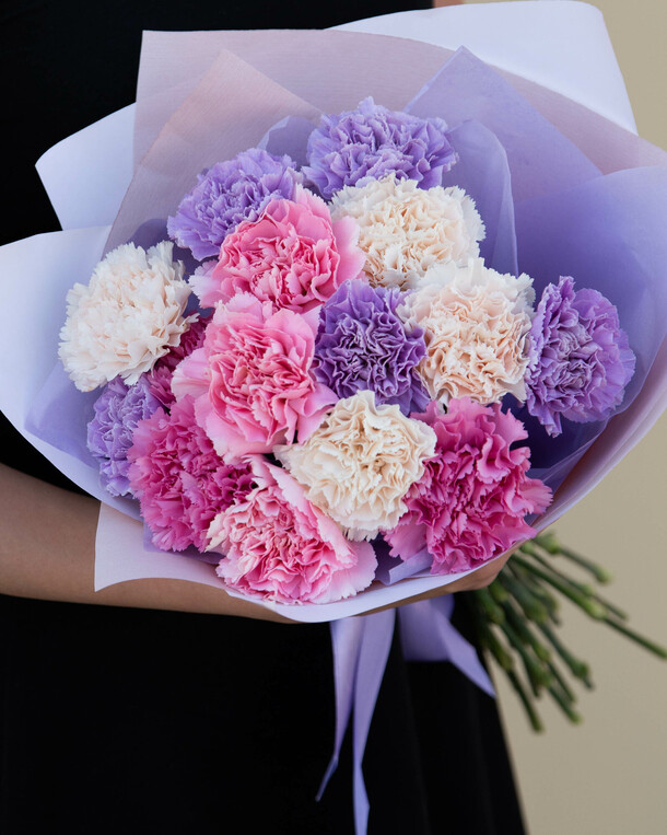 15 цветных гвоздик, артикул F1105612 - 4200 рублей, доставка по городу. Flawery - доставка цветов