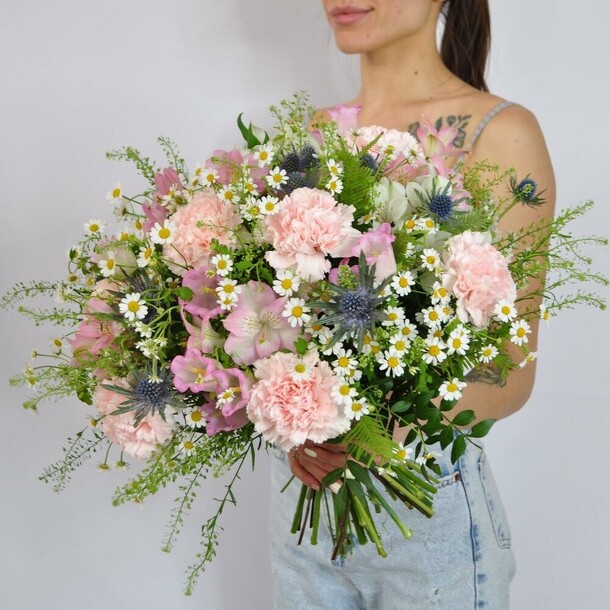 Букет с ромашками "музыка души", артикул F1107244 - 14000 рублей, доставка по городу. Flawery - доставка цветов