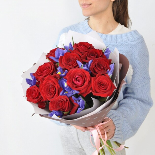 Букет с розами и ирисами "вишнёвый джем", артикул F1107317 - 5400 рублей, доставка по городу. Flawery - доставка цветов