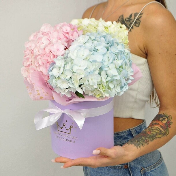 Букет гортензий в коробке, артикул F1115859 - 3900 рублей, доставка по городу. Flawery - доставка цветов