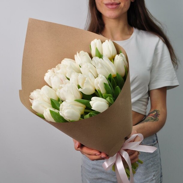 Букет 25 белых тюльпанов, артикул F1116487 - 7500 рублей, доставка по городу. Flawery - доставка цветов