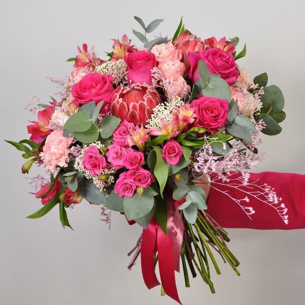 Африканские розы (протея) в роскошном букете, артикул F1167922 - 16000 рублей, доставка по городу. Flawery - доставка цветов