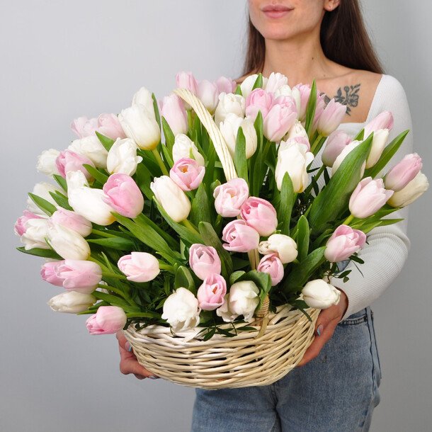 Тюльпаны в корзине, 81 шт, артикул F1168548 - 26000 рублей, доставка по городу. Flawery - доставка цветов