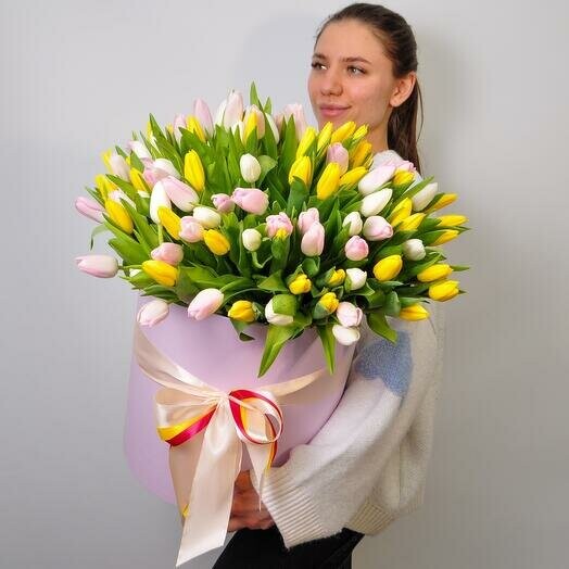 Яркие тюльпаны в коробке (101 тюльпан), артикул F1175398 - 29500 рублей, доставка по городу. Flawery - доставка цветов