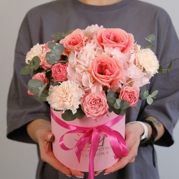 Гортензия и пионовидные розы в коробке «милашка», артикул F1294660 - 7500 рублей, доставка по городу. Flawery - доставка цветов