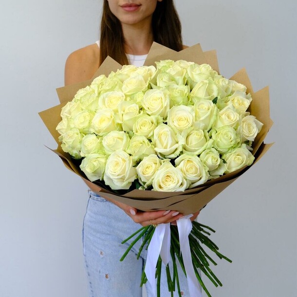 Белые розы россия 60 см, 51 штучка, артикул F1296412 - 15400 рублей, доставка по городу. Flawery - доставка цветов