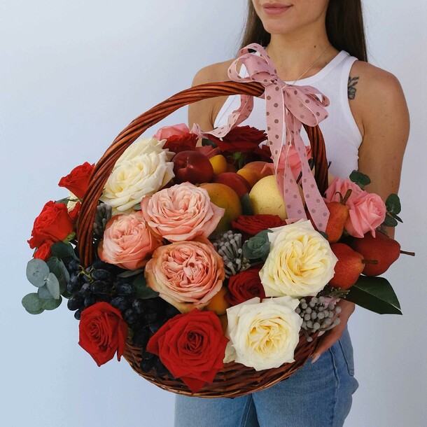 Цветочный натюрморт в корзине: пионовидные розы и фрукты, артикул F1319145 - 18500 рублей, доставка по городу. Flawery - доставка цветов