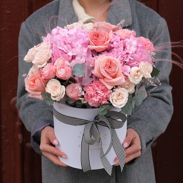 Гортензия и пионовидные розы в большой коробке «милашка», артикул F1363831 - 9800 рублей, доставка по городу. Flawery - доставка цветов